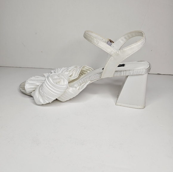 Nine West Open Toe All White Bow Sandal Chunky Heel Size 7.5 - Picture 3 of 15